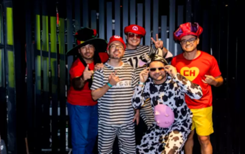 Banda cover de Mamonas Assassinas mantém legado vivo em shows pelo interior de São Paulo