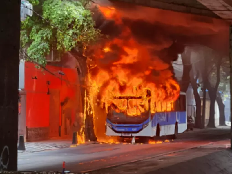 Bandidos incendeiam ônibus no Rio Comprido em represália à morte de criminoso em operação da PM