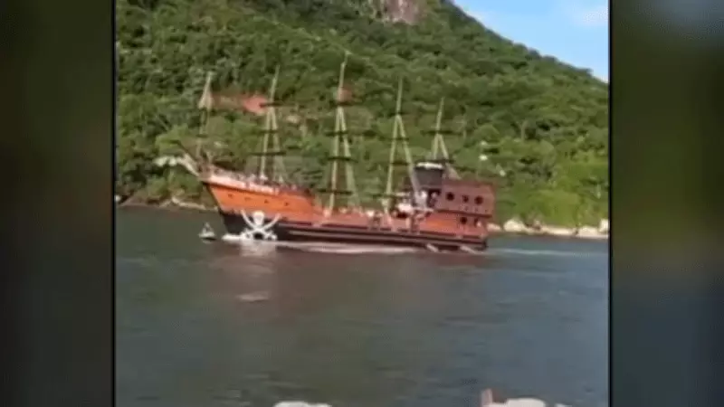 Barco turístico atinge moto aquática parada em Balneário Camboriú; casal tem ferimentos leves