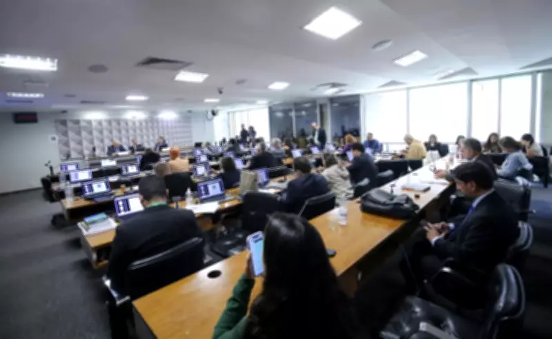 Base do governo pede indiciamento de Bolsonaro e 200 pessoas na CPMI do INSS