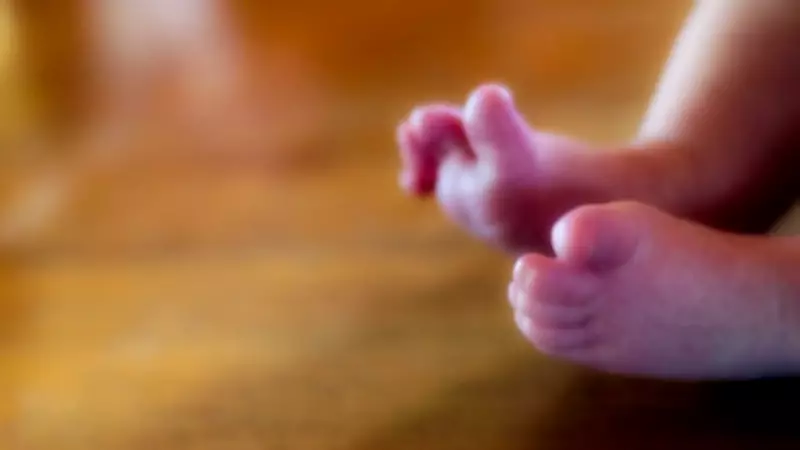Bebê de 11 meses é encontrado morto com sinais de violência em Praia Grande; mãe e homem são presos