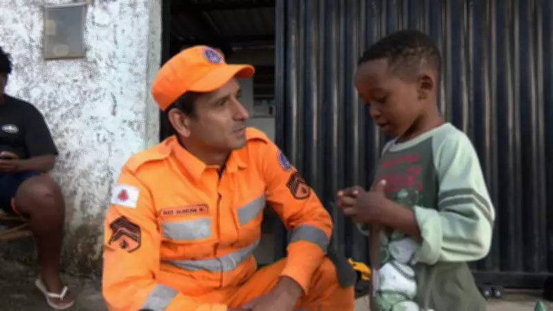 Bombeiro e menino resgatado de deslizamento se reencontram em Juiz de Fora