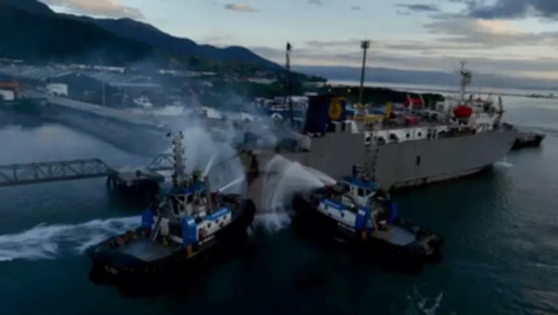 Bombeiros realizam rescaldo em navio após incêndio no Porto de São Sebastião