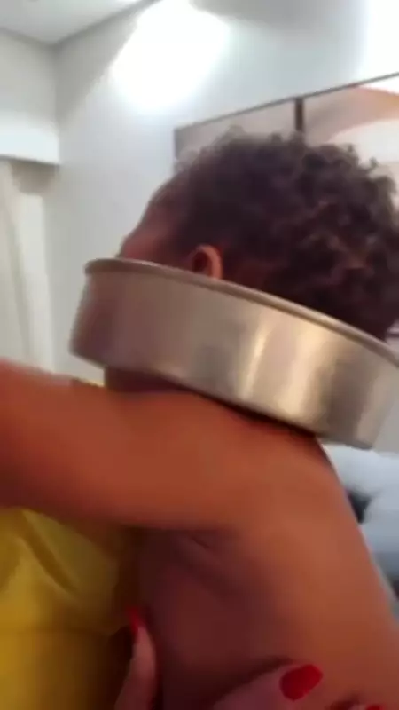 Bombeiros resgatam bebê com forma de bolo presa no pescoço em Praia Grande