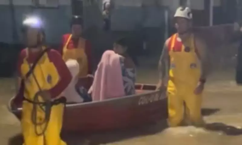 Bombeiros resgatam moradores com bote após forte chuva causar alagamentos em Manaus