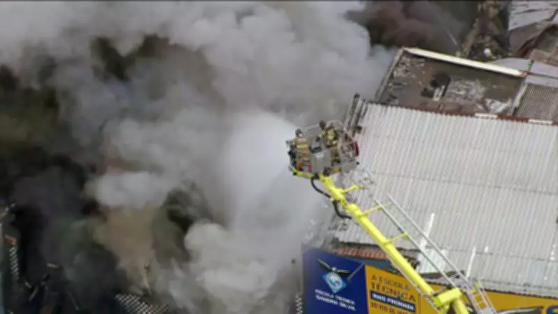 Bombeiros usam drones e estratégia de cerco para combater incêndio em loja de motos no Rio