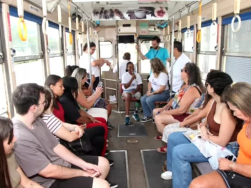 Bonde Turístico de Santos Oferece Passeios Gratuitos e Debates Temáticos para Mulheres