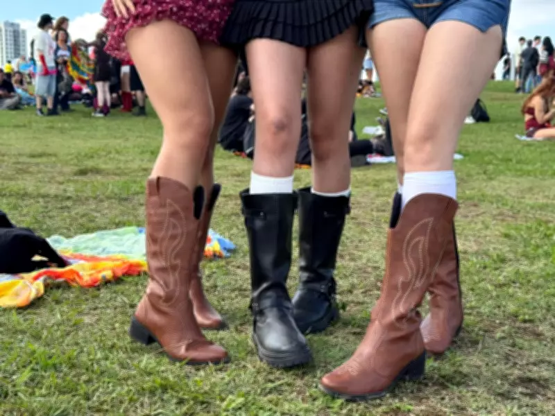 Botas cowboy viram tendência no Lollapalooza 2026 em Interlagos, unindo moda e funcionalidade
