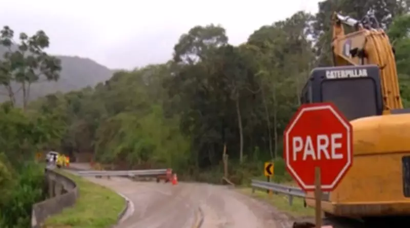 BR-495 interditada novamente na Região Serrana do Rio após atolamento de caminhão
