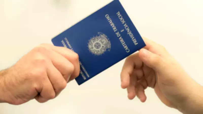 Brasil atinge recorde histórico de 66,8% da população ocupada contribuindo para a Previdência Social