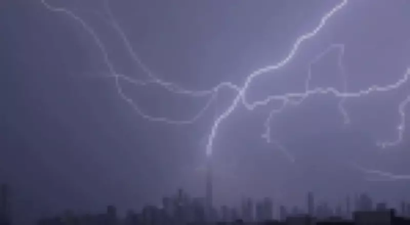 Burj Khalifa é atingido por raios durante tempestade rara em Dubai; engenharia protege estrutura