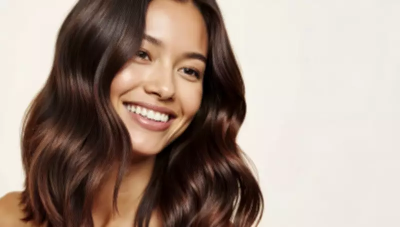 Cabelos perdem brilho e definição ao longo do dia? Saiba como manter fios alinhados