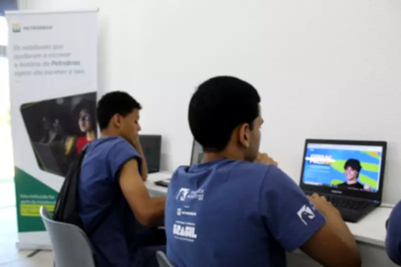 Cabo Frio inaugura espaço com computadores e cursos gratuitos para comunidade