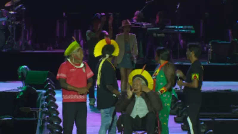 Cacique Raoni emociona público no Lollapalooza com discurso sobre a Amazônia