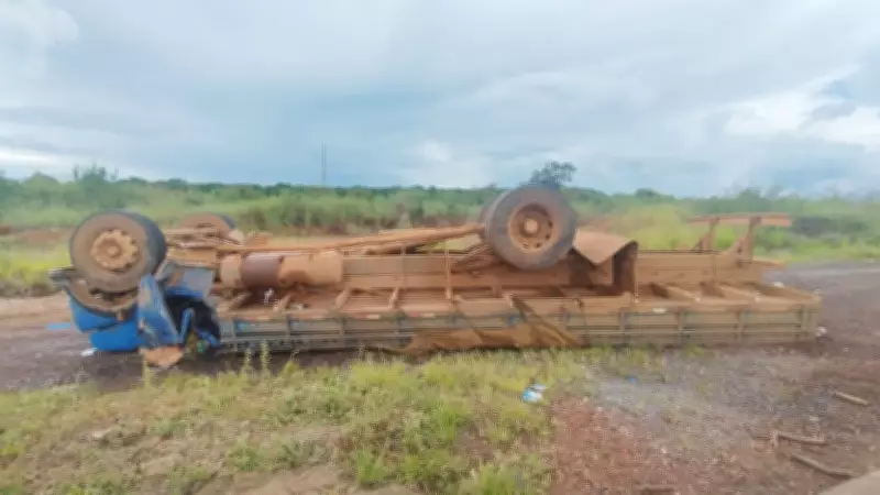 Caminhão carregado com sementes capota na BR-146 em Serra do Salitre e deixa três feridos