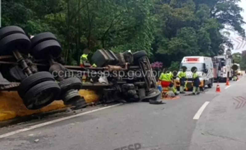 Caminhão carregado de água potável tomba na Mogi-Bertioga e deixa ferido