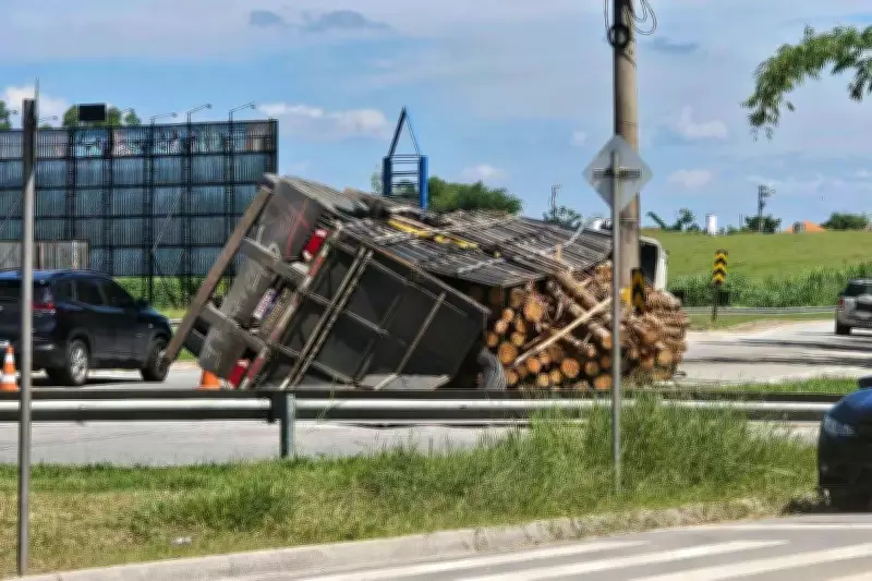 Caminhão carregado de madeira tomba em rodovia de Tremembé e causa interdição parcial