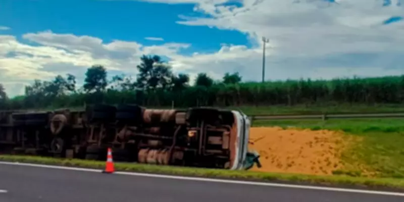 Caminhão carregado de soja tomba na Raposo Tavares; motorista embriagado em estado grave