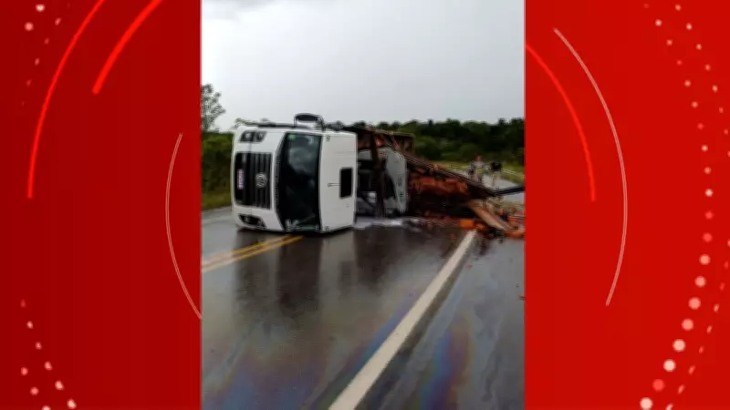 Caminhão carregado de tijolos tomba na BR-165, conhecida como 'curva da morte', no Amapá