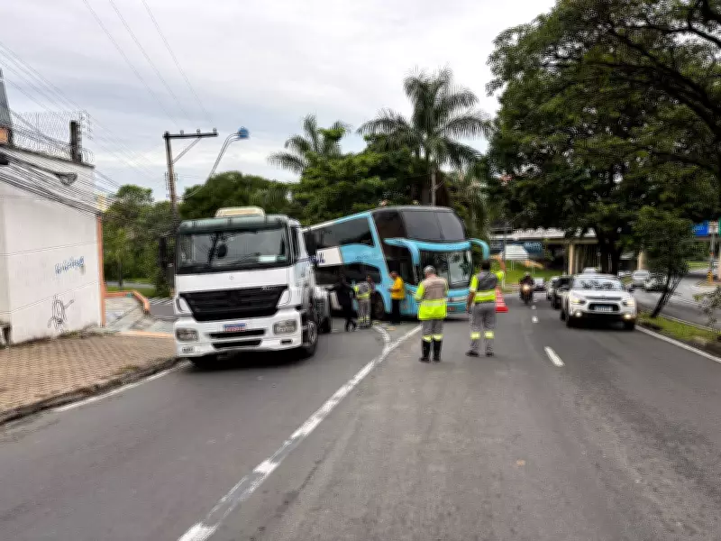 Caminhão colide com ônibus fretado após falha mecânica em Campinas