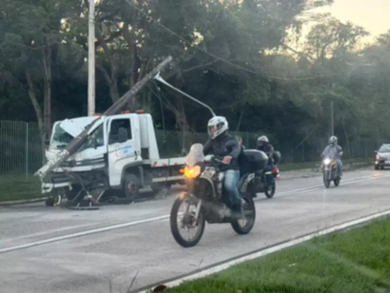 Caminhão colide com poste de energia em Piracicaba e causa interdição parcial de avenida
