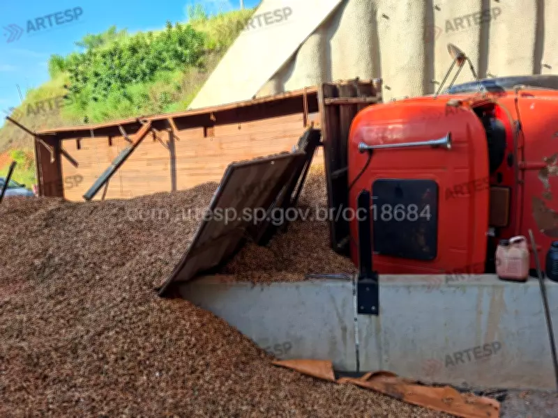 Caminhão com amendoim tomba e motorista foge após acidente fatal em rodovias de SP