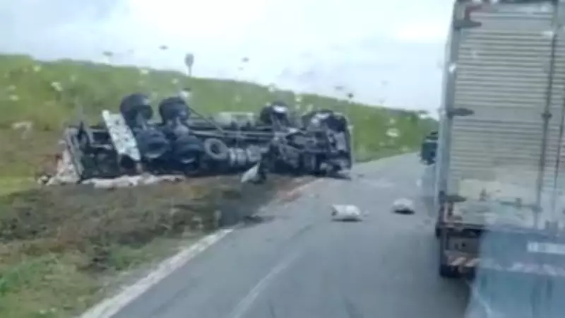 Caminhão com beterrabas tomba em alça de acesso da rodovia Dr. Celso Charuri em Sorocaba