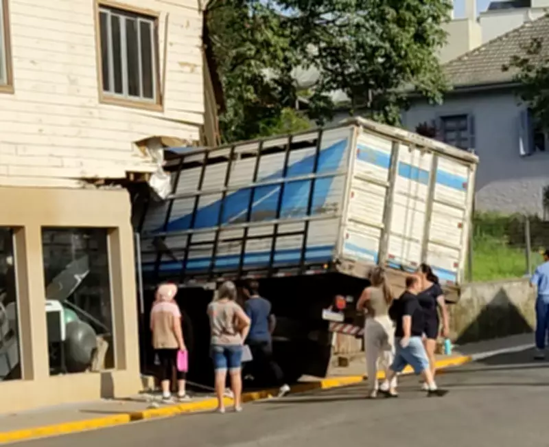 Caminhão com bois perde freios e colide contra academia no Centro de Ibicaré, SC