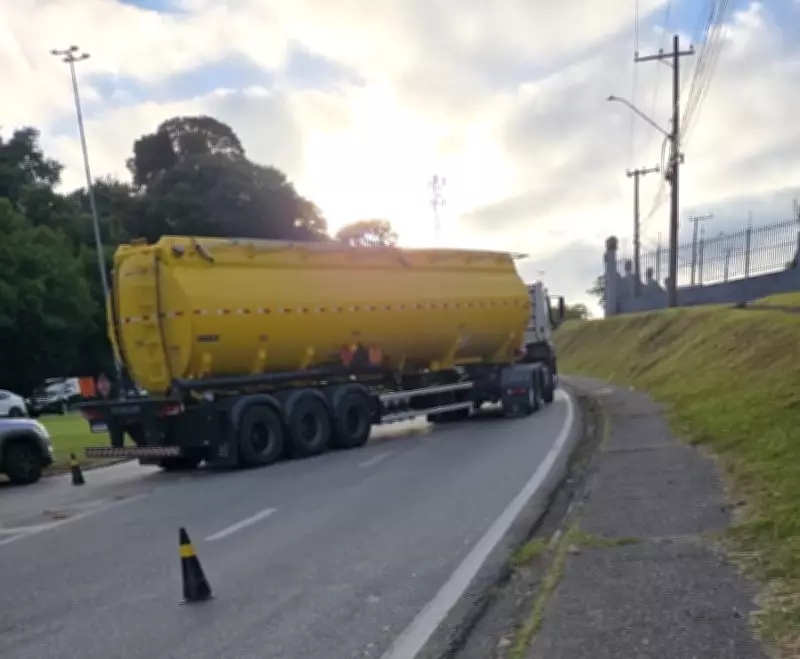 Caminhão com combustível interdita avenida em Sorocaba após tentativa de retorno