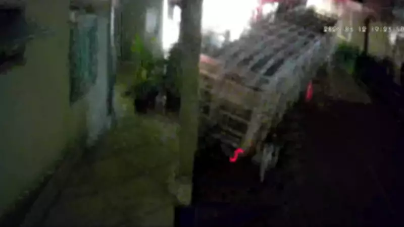 Caminhão de gás se desprende de guincho e atinge residência em Betim