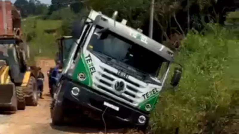 Caminhão de lixo da Prefeitura cai em valeta e bloqueia rua em Poá, causando transtornos