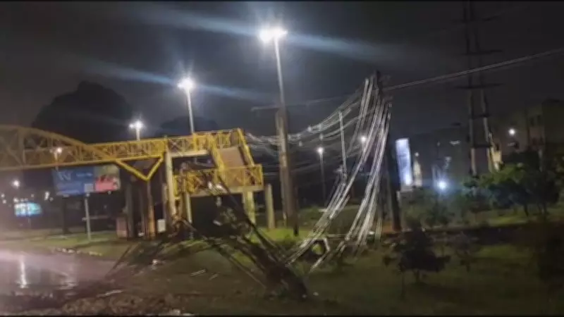 Caminhão derruba quatro postes e interdita totalmente a DF-001 no Riacho Fundo II