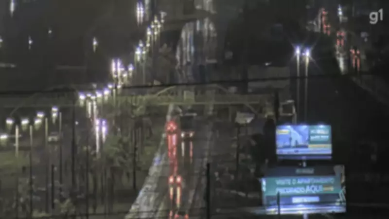 Caminhão derruba quatro postes na DF-001 e interrompe trânsito no Distrito Federal