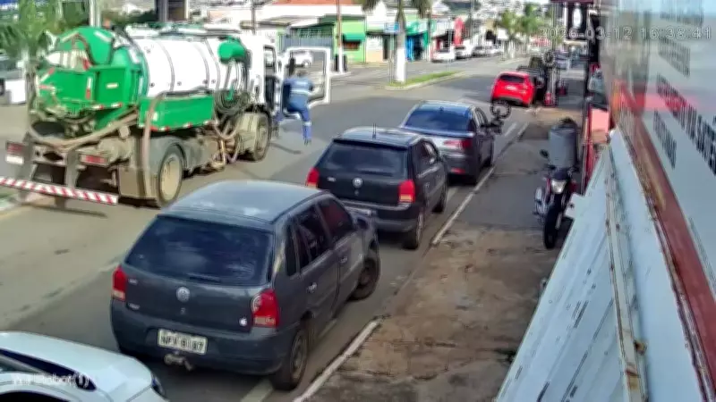 Caminhão desgovernado assusta moradores e causa acidente em Catalão, Goiás