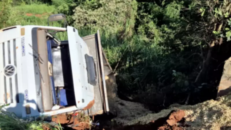 Caminhão desgovernado cai em ribanceira após falha mecânica em subida no interior de SP