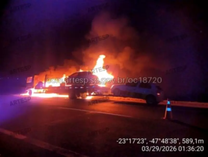 Caminhão-guincho pega fogo ao transportar carros em rodovia de Tatuí, SP