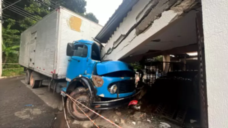 Caminhão invade residência em Várzea Paulista e deixa motorista ferido