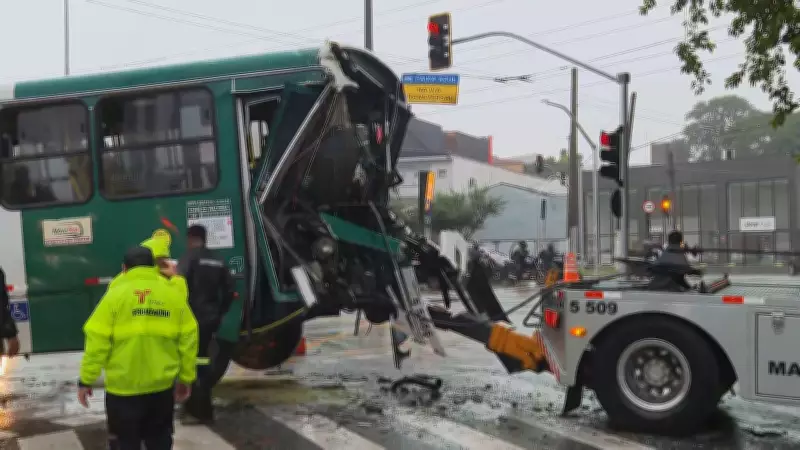Caminhão invade sinal e colide com ônibus na Zona Leste de São Paulo, deixando seis feridos