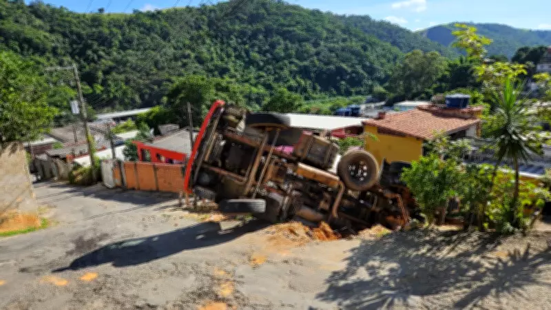 Caminhão Pipa Tombado Destrói Residência em Três Rios, RJ, Sem Vítimas
