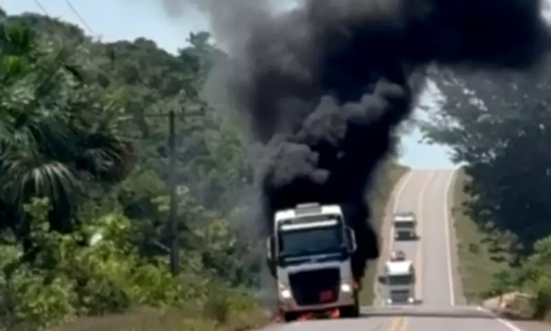 Caminhão tanque com 50 mil litros de combustível pega fogo em rodovia do Amazonas