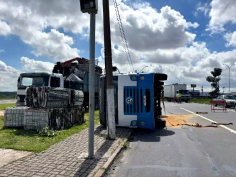 Caminhão tomba após pneu estourar e bloqueia duas faixas em avenida de Campinas