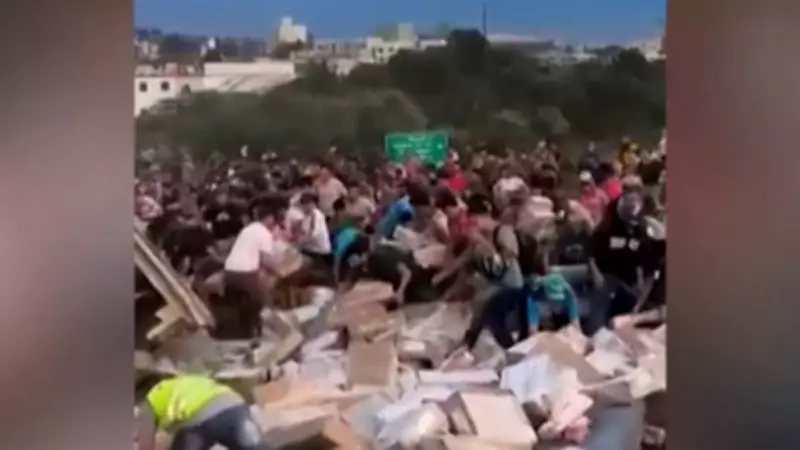 Caminhão tomba com carne na BR-282 e população faz 'feira' com autorização do dono; menina de 11 anos se fere