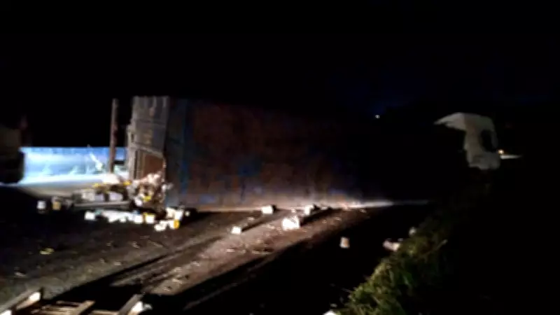 Caminhão tomba na Via Dutra em Piraí e causa interdição parcial do trecho