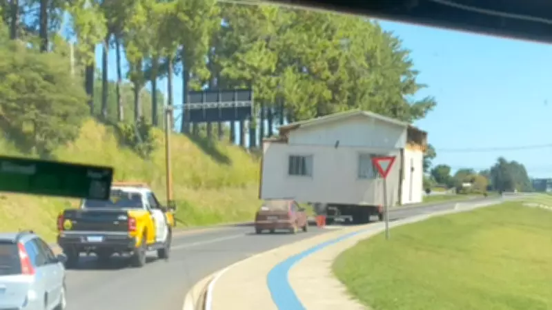 Caminhão transporta casa de madeira inteira com escolta policial no Paraná