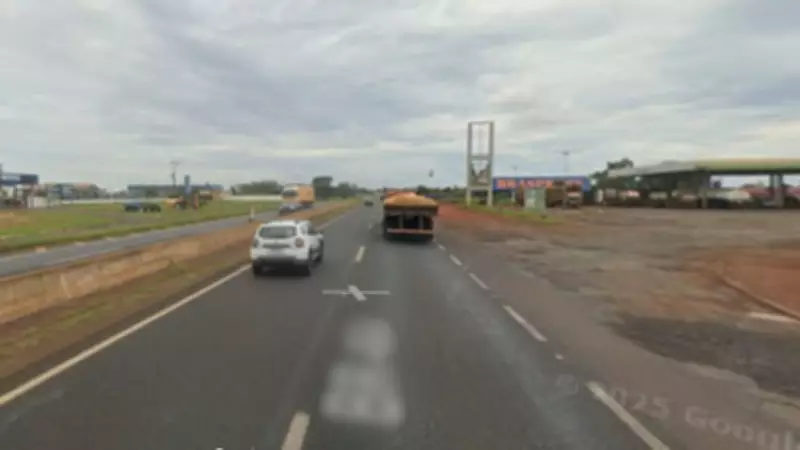 Caminhoneiro é abordado por homem armado e tem 100 pacotes de fraldas roubados em Uberaba