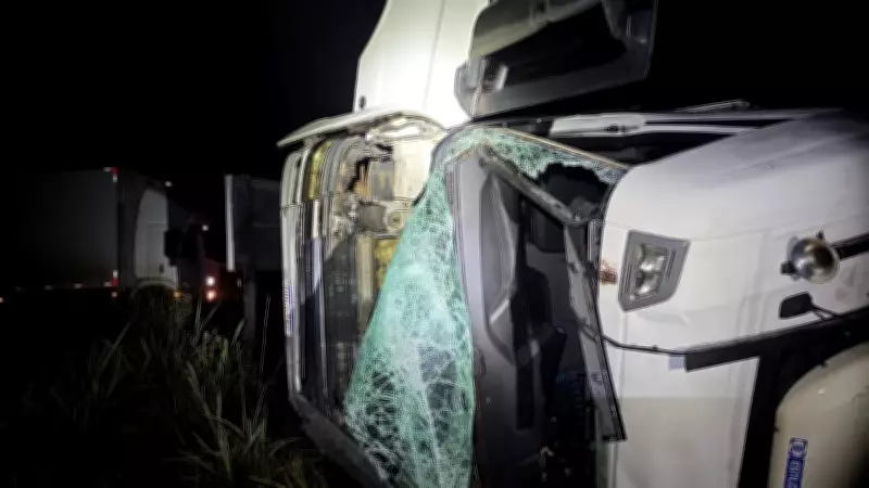 Caminhoneiro de 35 anos morre após tombamento de caminhão na BR-364 em Campina Verde