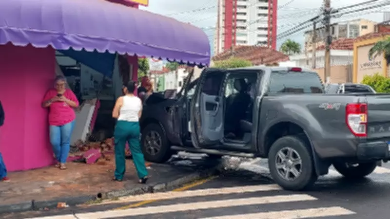 Caminhonete invade e destrói fachada de padaria após colisão no centro de Rio Preto