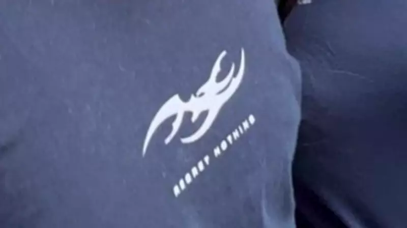 Camiseta 'Regret Nothing' usada por réu de estupro coletivo é retirada pela Renner