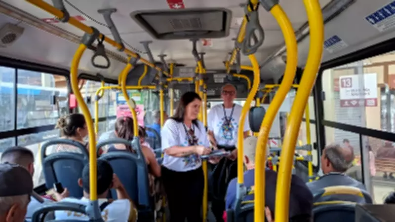 Campanha sobre autismo leva conscientização aos ônibus de Teresópolis na Região Serrana