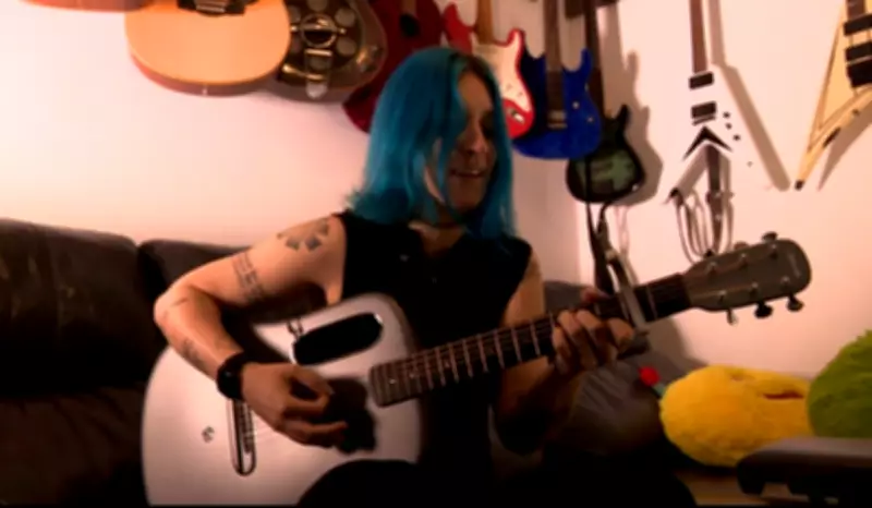 Campineira supera surdez progressiva usando vibração do violão para cantar